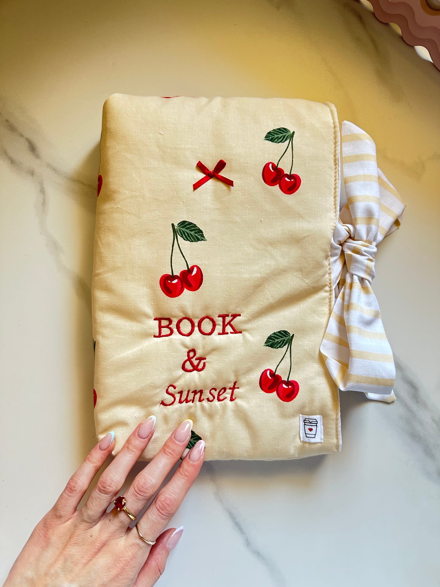 Book cover ciliegie con ricamo