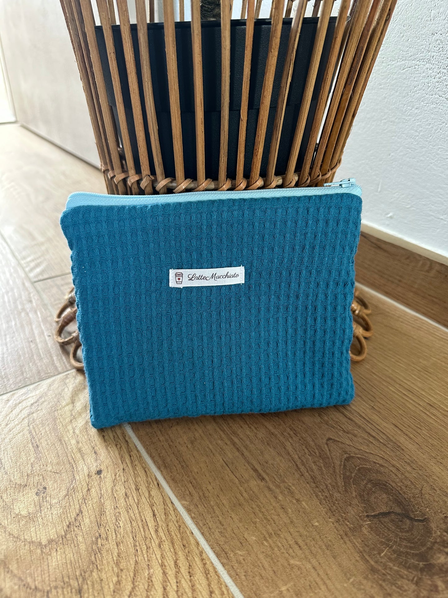 Pochette flat “waffle” petrolio chiaro