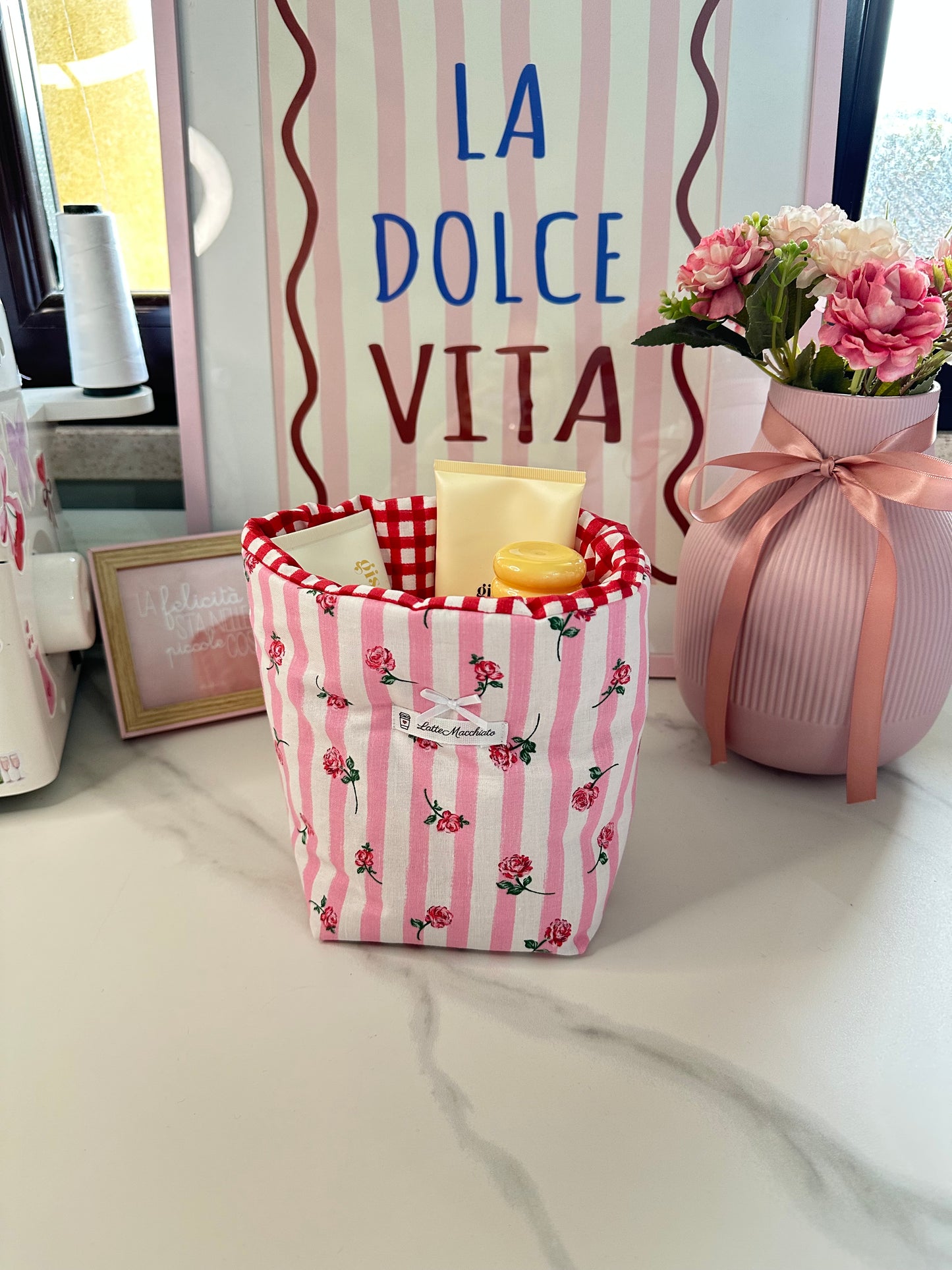 Cestina rose rosse