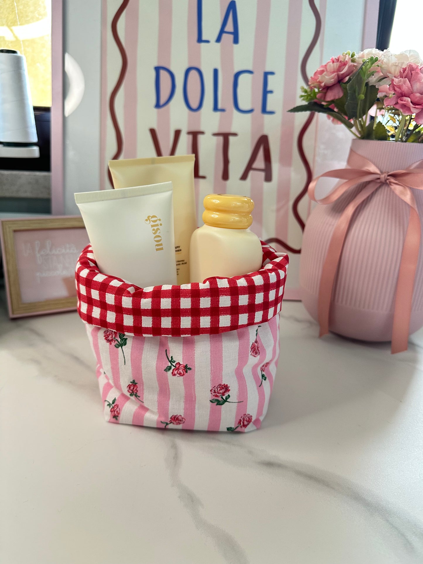 Cestina rose rosse