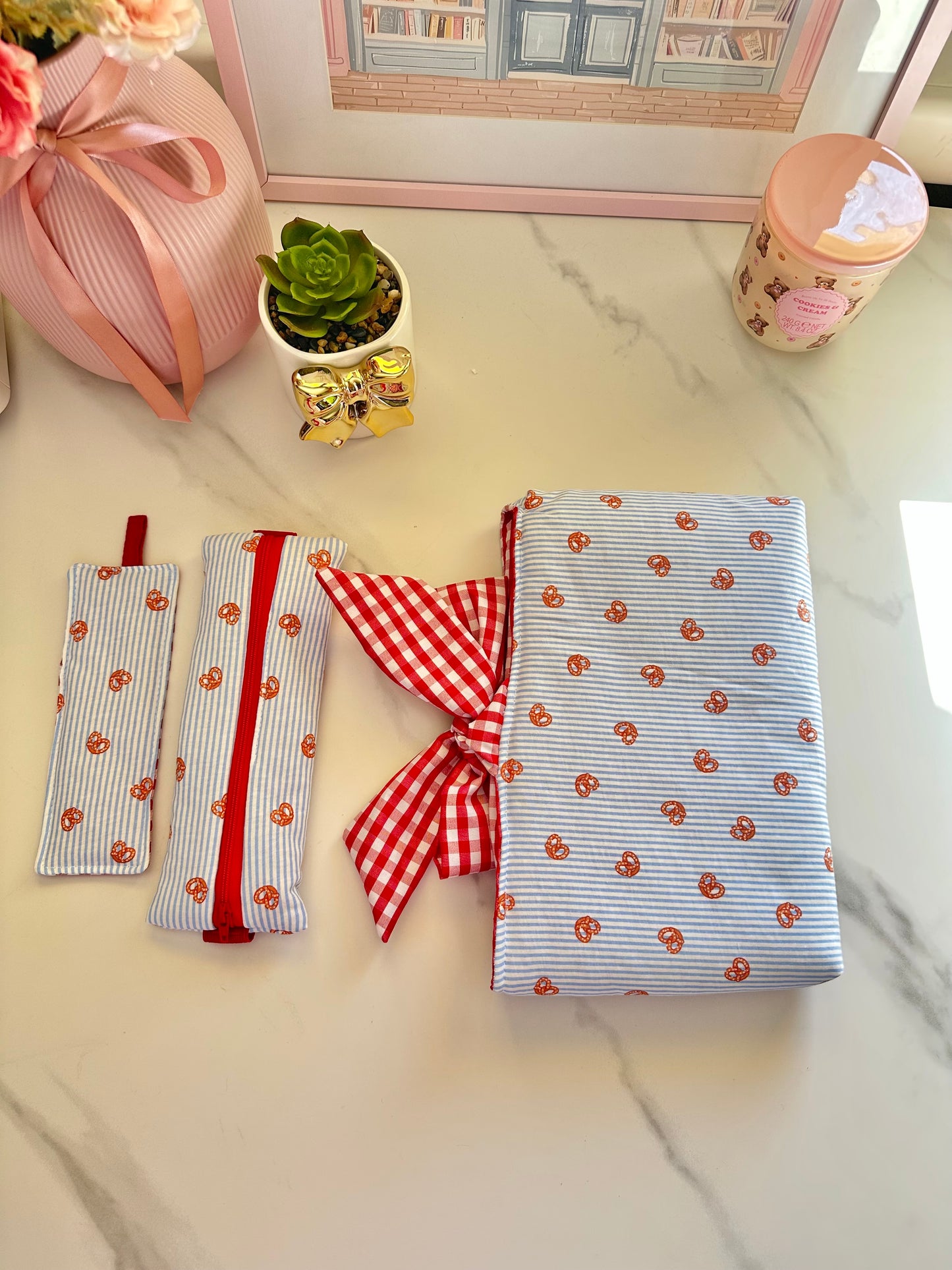 Set book lover pretzel